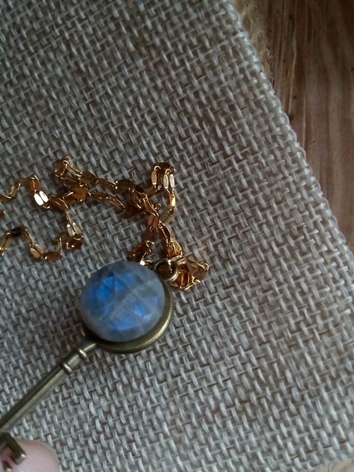 Collier clé avec pierre de labradorite à reflets bleutés – photo 2